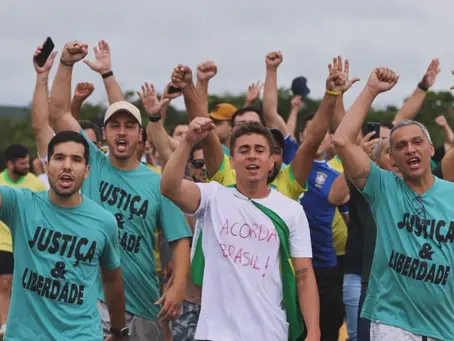 Cresce grupo que acompanha Nikolas em caminhada rumo a Brasília