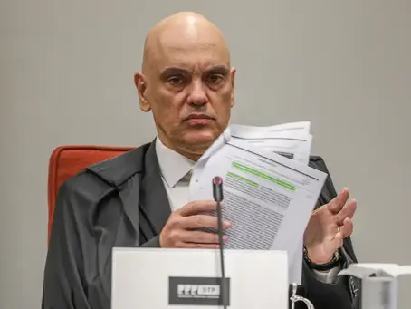 Moraes adverte Bolsonaro, mas evita prisão preventiva