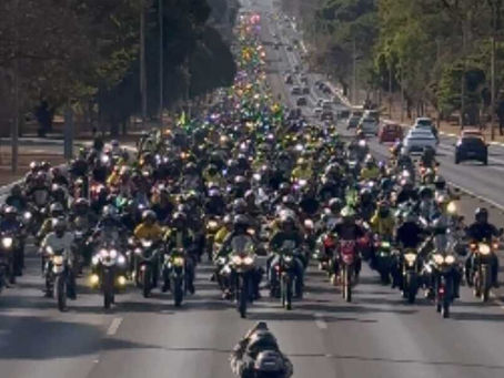 Motociata em Brasília reúne multidão de apoiadores de Jair Bolsonaro