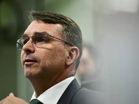 Mais de 9 mil advogados acionam OAB contra Moraes por restrição a Flávio Bolsonaro