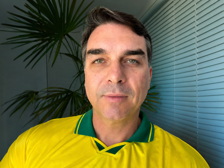 Flávio Bolsonaro anuncia leitura de carta de Jair Bolsonaro em transmissão ao vivo