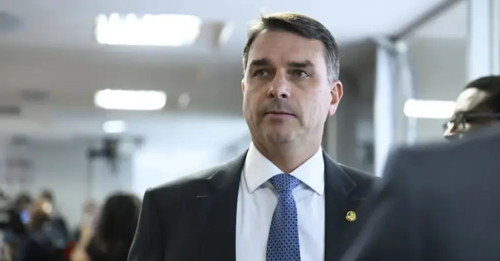 Flávio Bolsonaro reage a veto de Moraes e critica decisão que impede visita no Dia dos Pais