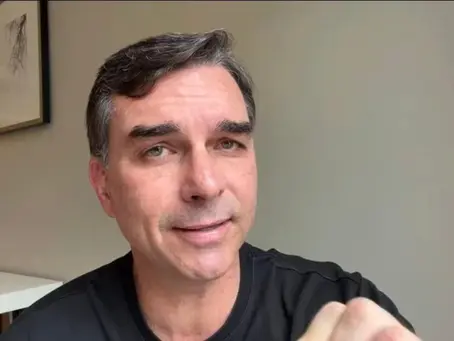 Flávio Bolsonaro reage à operação da PF e acusa “cortina de fumaça” em decisão de Moraes