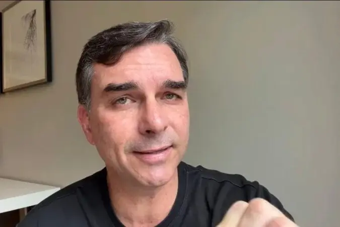 Flávio Bolsonaro reage à operação da PF e acusa “cortina de fumaça” em decisão de Moraes