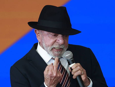 Lula polemiza com gesto obsceno em evento oficial