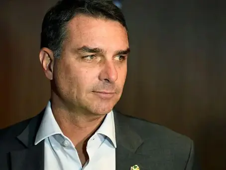 Flávio Bolsonaro intensifica críticas a Lula após decisão dos EUA
