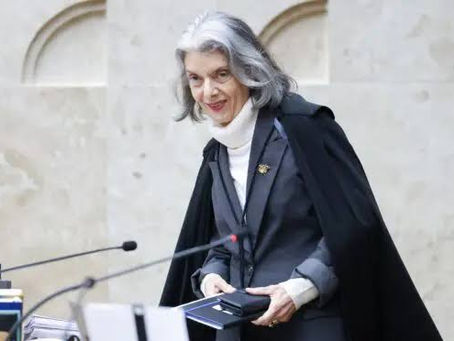 Senadores protocolam pedido de impeachment contra ministra Cármen Lúcia
