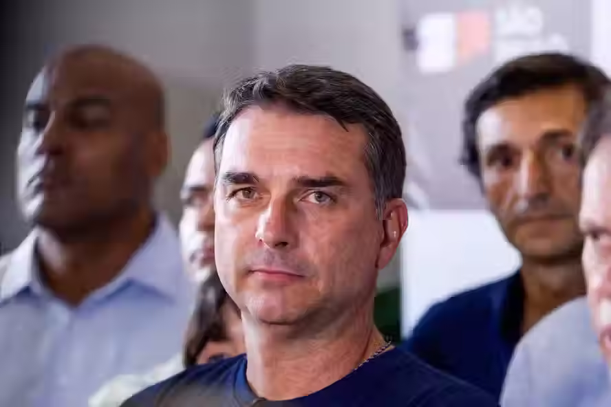 Flávio Bolsonaro  questiona  conselho de Lula sobre Daniel Vorcaro