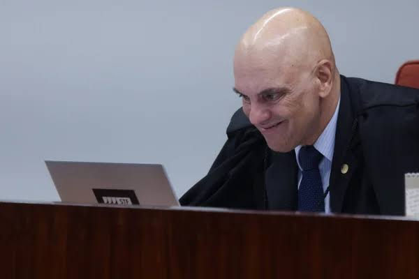 Moraes barra visitas de Flávio a Bolsonaro por três meses após leitura de carta