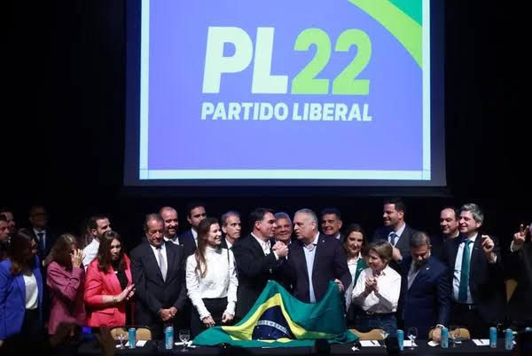 Alfredo Gaspar diz que Jair Bolsonaro “está em cativeiro” ao ser confirmado vice de Flávio Bolsonaro