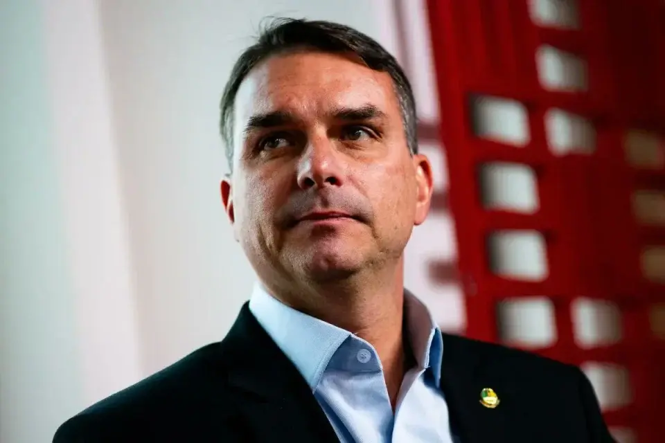 Flávio Bolsonaro reage e chama decisão de Moraes de “ilegal, covarde e cruel”