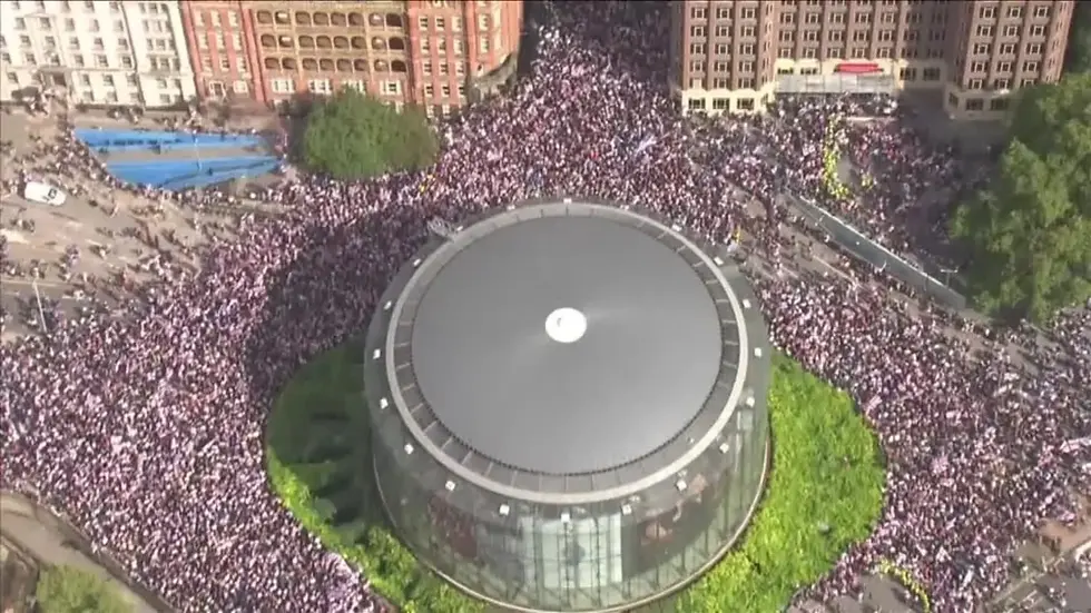 Multidão ocupa Londres em homenagem a Charlie Kirk e em defesa da liberdade de expressão