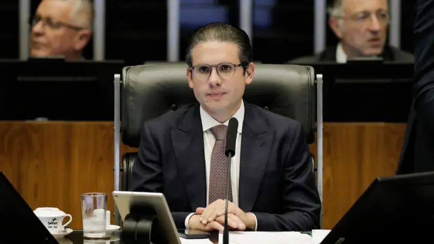 As alterações atingem os deputados Dr. Pupio (MDB), Sonize Barbosa (PL), Professora Goreth (PDT) e Silvia Waiãpi (PL), todos do Amapá, e Lebrão (União Brasil-RO), Lázaro Botelho (PP-TO) e Gilvan Máximo (Republicanos-DF); na imagem, Hugo Motta.