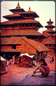 Robert Fraisl - Abenteuer am Hippie Trail: Mädchen und Tempel in Patan Durbar Square, Nepal