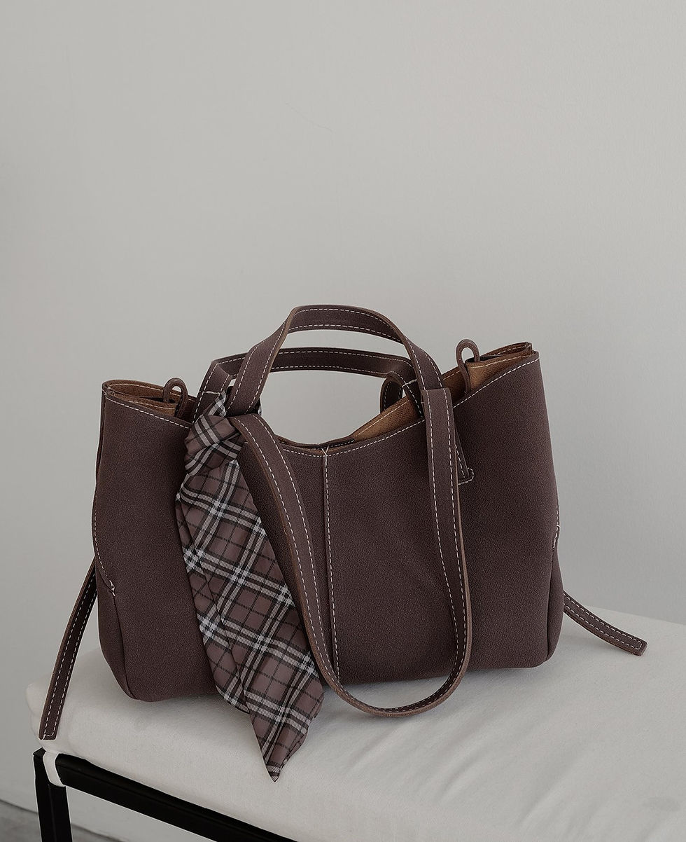 Njen praktičan dizajn sa dodatnim etuijem čini je idealnom za organizovan i istovremeno nežan, plisani look.