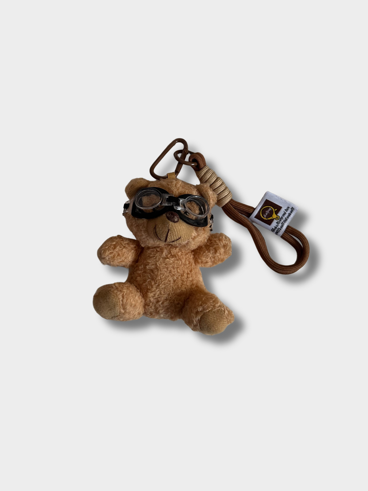 Pilot Bear Charm je simpatičan braon meda sa aviatičarskim naočarima koji donosi razigran i trendi detalj vašem stilu.