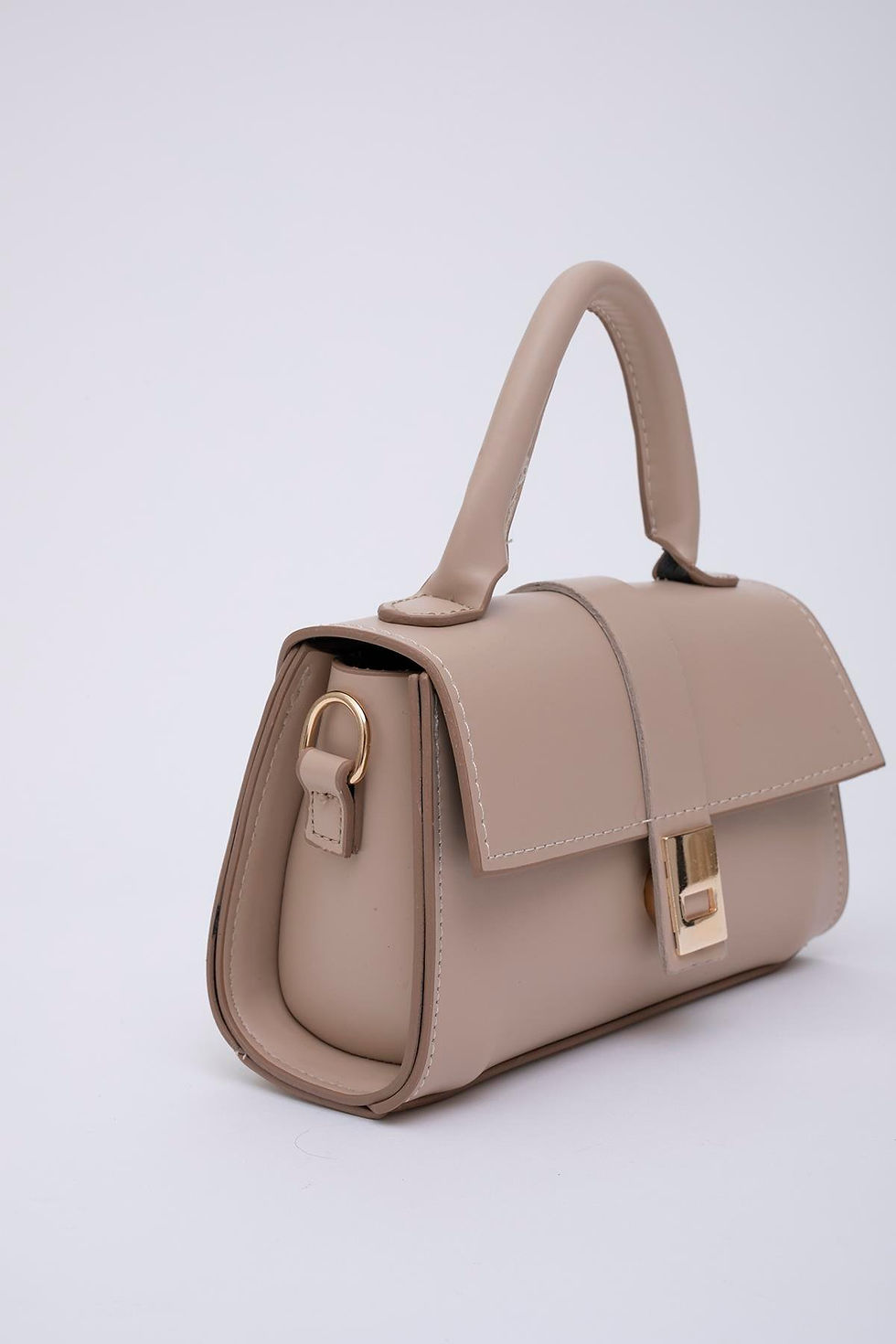 Thumbnail: Emily je elegantna mini torba sa klasičnim preklopom i upečatljivom kopčom.