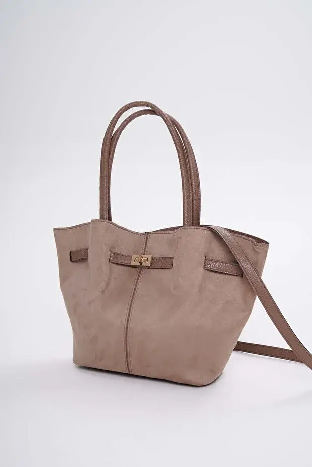 Karolina Suede donosi meku teksturu prevrnute kože u elegantan, svakodnevno nosiv dizajn.