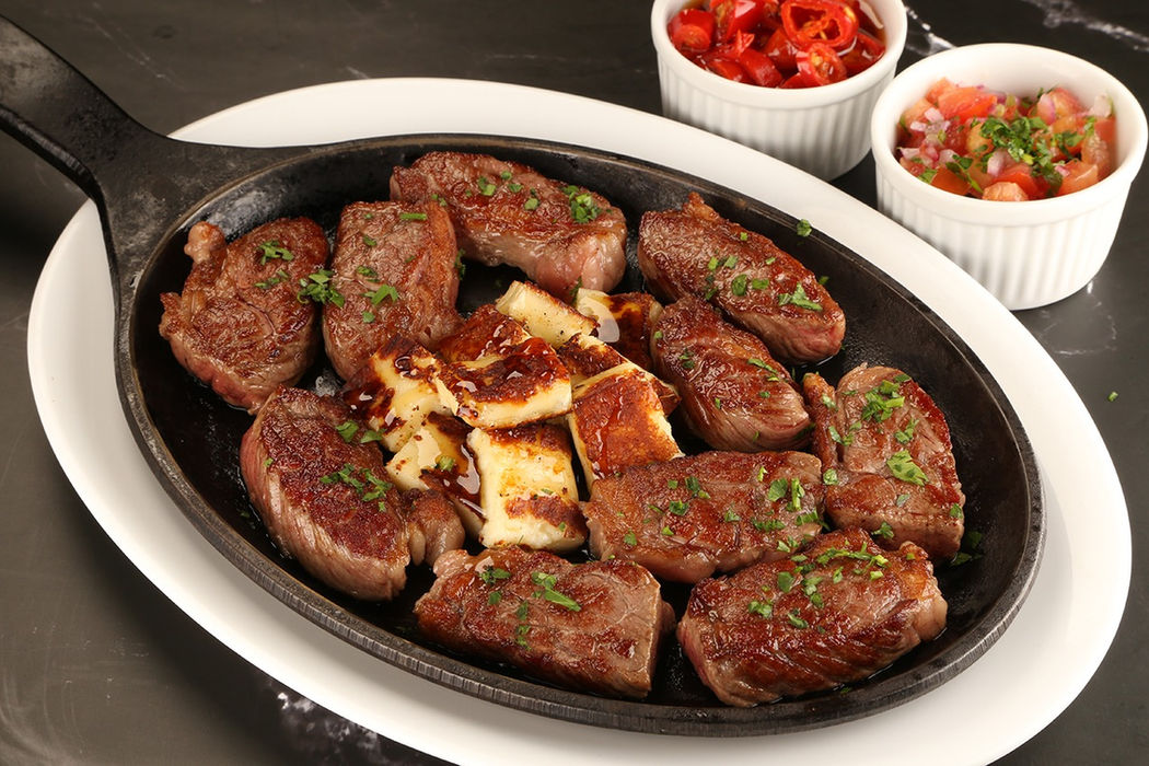 Prato de carne com queijo coalho e acompanhamentos, cruzeirosprime.