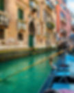 Vista de um palácio veneziano com uma gôndola à sua frente