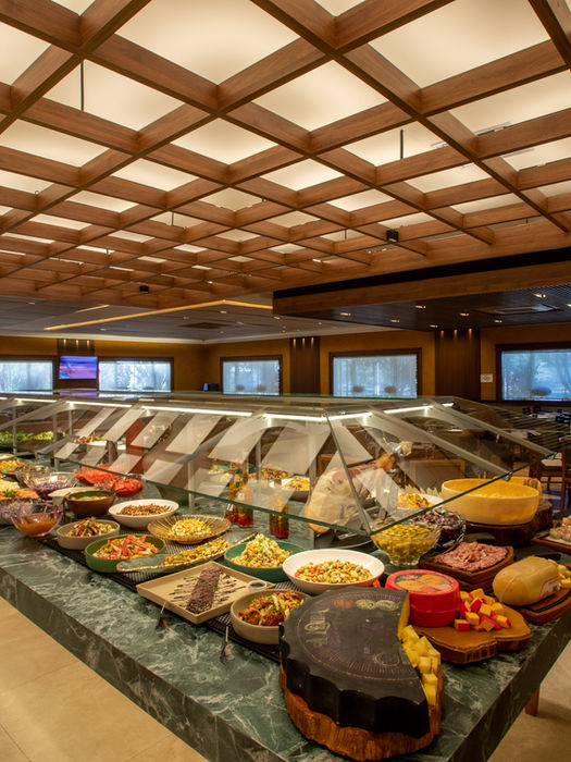 Buffet de comida com várias opções e cores, cruzeirosprime restaurante, interior. Variedade de pratos.