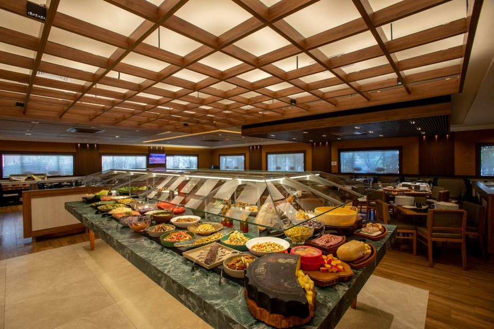 Buffet variado com pratos de comida, dentro de um restaurante, cruzeirosprime.
