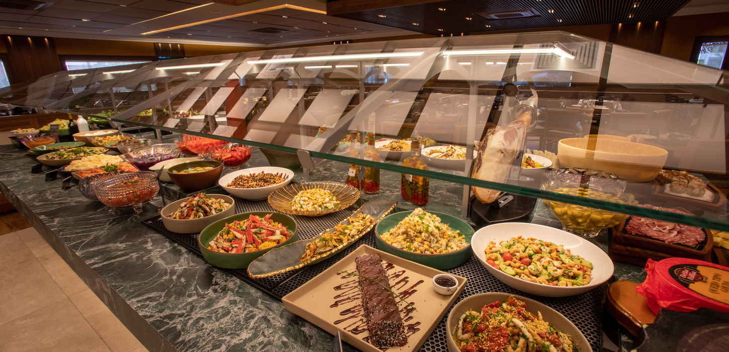 Buffet de saladas variadas com muitas opções para todos os gostos. cruzeirosprime