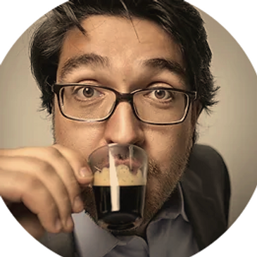 Homem bebendo café expresso