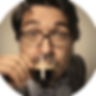 Homem bebendo café expresso