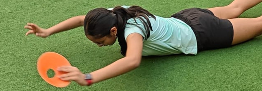 JuniorFit athletes doing core training with SportFit by JuniorFit