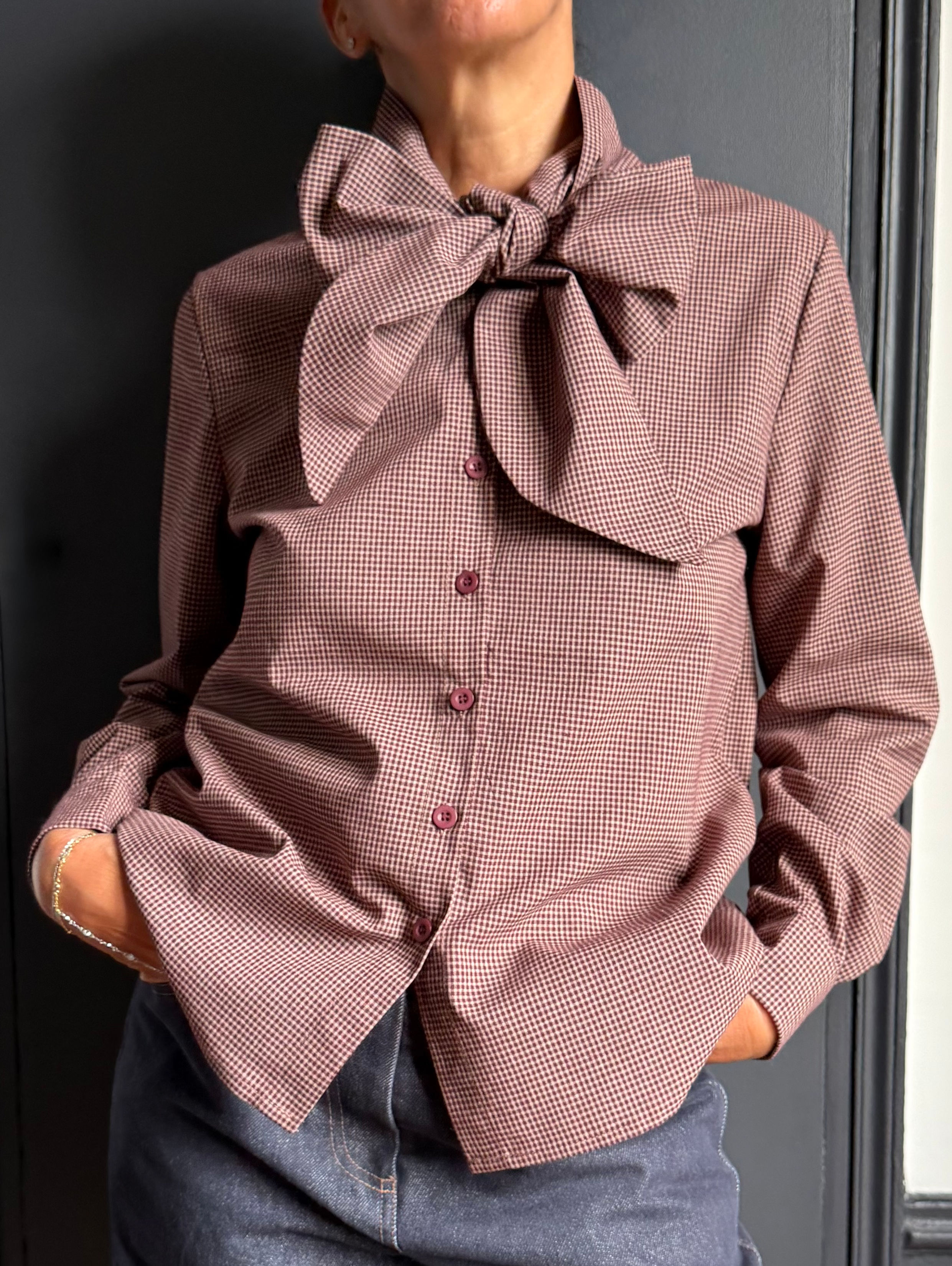 Blouse à Carreaux et Nœud Lavallière