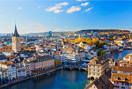 Abbildung einer europäischen Stadt mit Kirchtürmen, traditionellen Häusern und einem Fluss. Es handelt sich um Zürich, einen Schweizer Standort des Übersetzungsbüros Quality Translation.