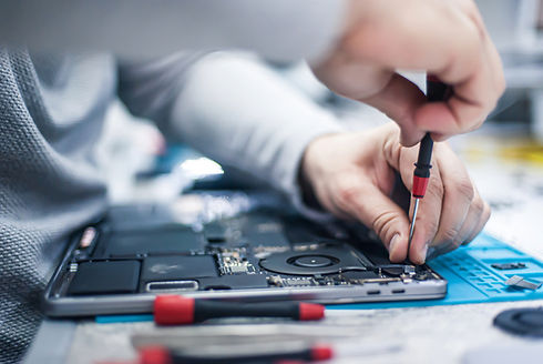 Ein Mac Mini wird repariert – eine Person arbeitet an der Apple-Hardware und schraubt daran.