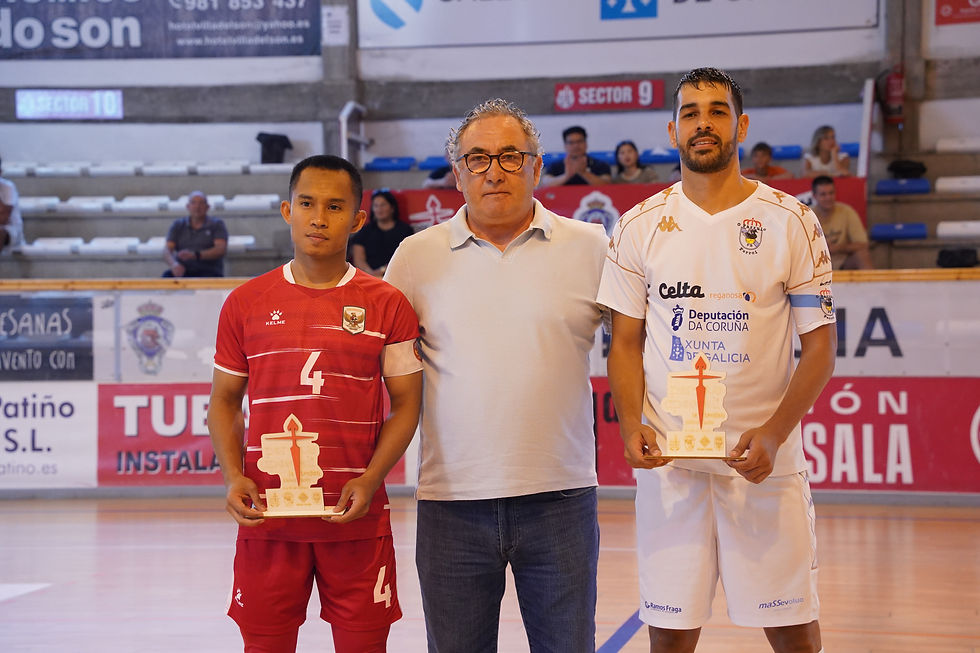 Detalle conmemorativo entregado a ambos equipos por parte de Severino Barreiro, presidente noiés | Imaxe: Manuel Lorenzo/Noia PA FS