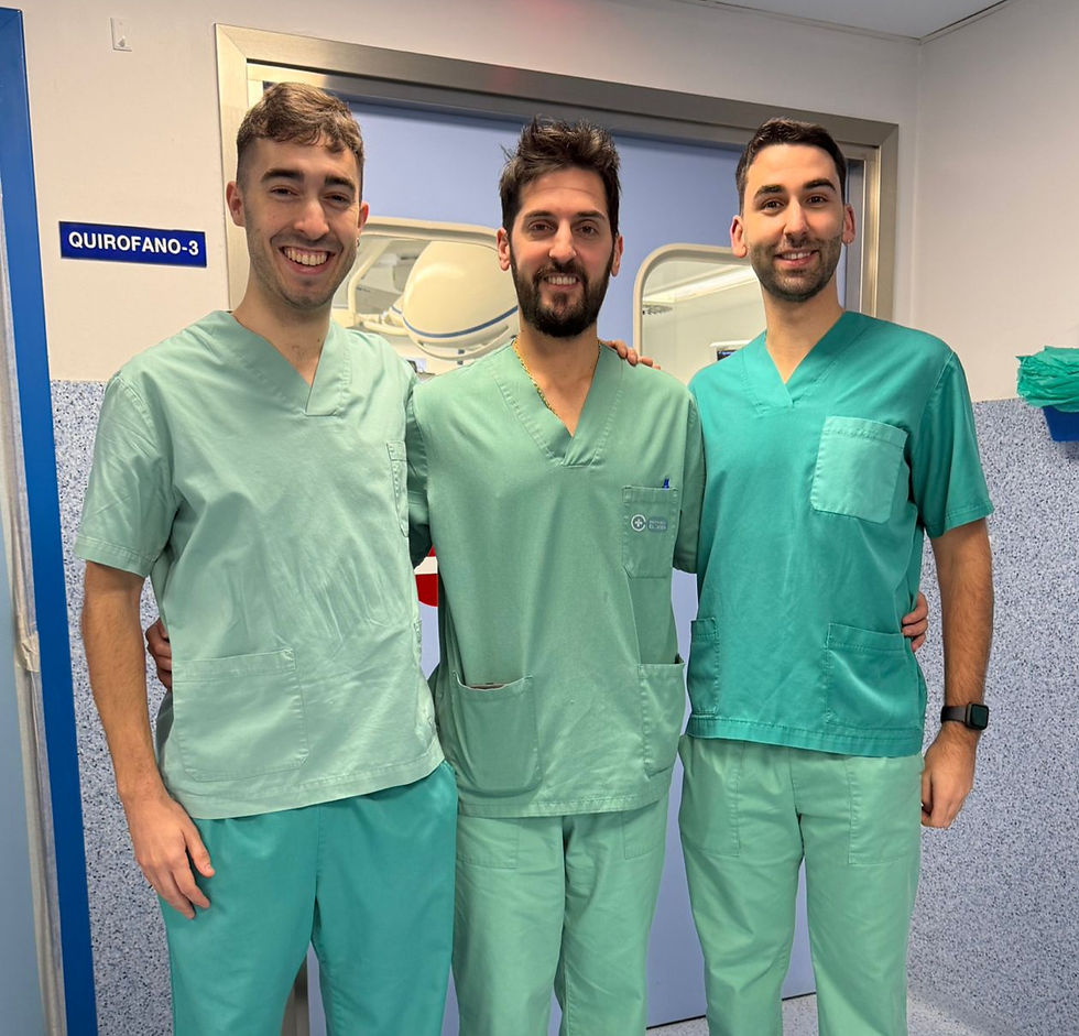 De izquierda a derecha: Juan Carlos Argibay, el doctor Adrián Gallego y Sergio Fandiño.