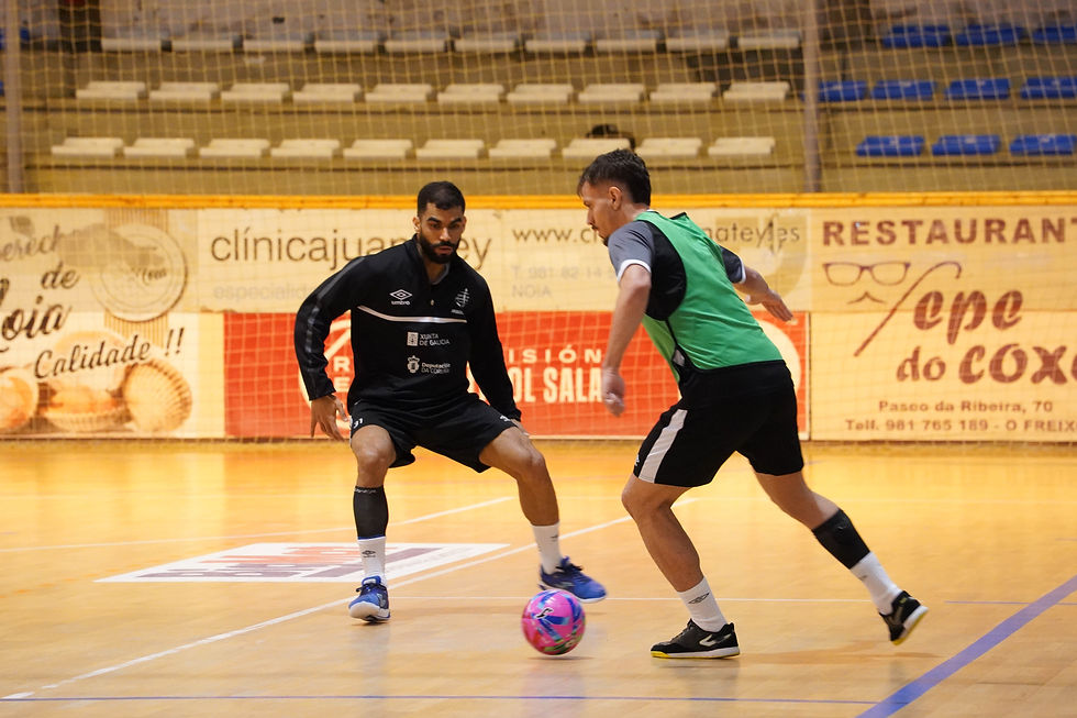 Gui Lima (con el balón), una de las posibles novedades | Imagen: Manuel Lorenzo/Noia PA FS