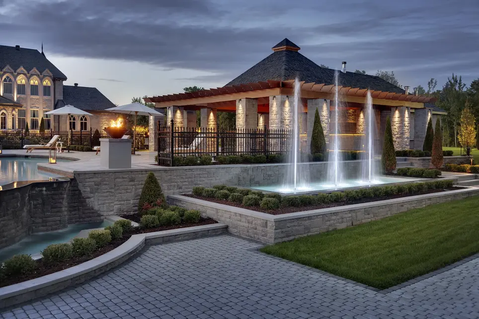 Pool house en pierre avec fontaines et aménagement extérieur inspiré des jardins italiens- Richard Bélisle Architecte paysagiste Saint-Jean-sur-Richelieu