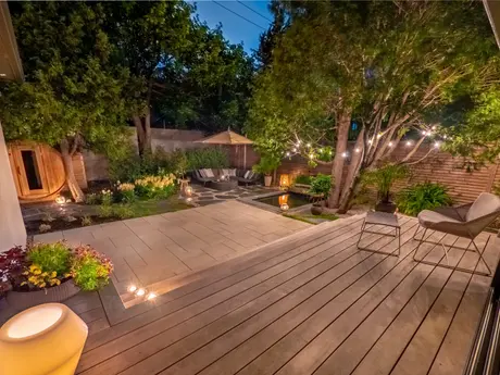 Cour arrière aménagée avec terrasse bois et éclairage chaleureux - Richard Belisle architecte paysagiste Mont-Royal