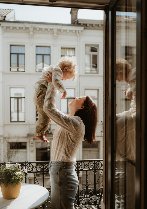 Simple Stories Fotografie is gespecialiseerd in spontane en warme familiefotografie in Antwerpen, met onder andere zwangerschapsshoots in Antwerpen. Daarnaast helpt Elyze ook andere fotografen groeien via fotografieopleidingen, coaching en professionele lightroom presets voor een consistente en warme bewerkingsstijl.