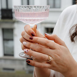 Hand met subtiele verlovingsring in natuurlijk licht gefotografeerd