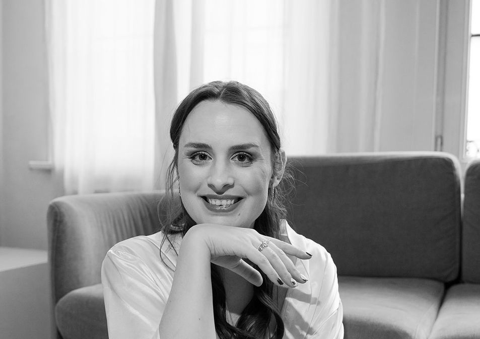 Zwart-wit close-up portret van model met elegante manicure en ringen van Juna Fae.