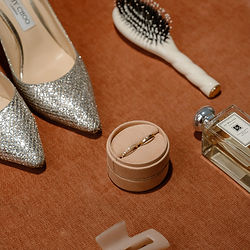 Luxe verlovingsringen gefotografeerd met reflecties van daglicht