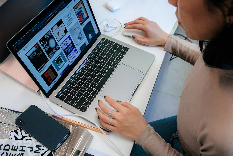 Designerin recherchiert visuelle Referenzen und Gestaltungsideen am Laptop für die Entwicklung eines Designkonzepts.