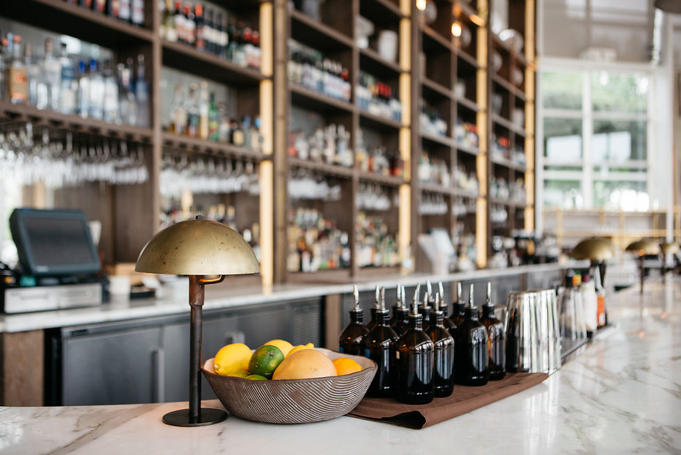 Großes raumhohes Regalsystem hinter einer Bar mit zahlreichen offenen Ablageflächen.
