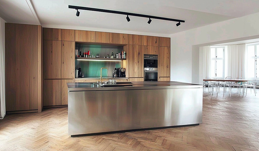 Handskizze eines Raumes mit Materialdarstellung von Holz, Stoff, Glas und Metall – Ausgang für KI Skizzen Überarbeitung