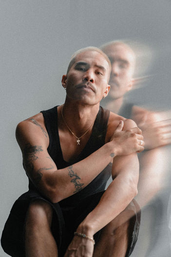 Porträt eines tätowierten Mannes mit Bewegungsunschärfe-Effekt und Doppelbild-Anmutung.