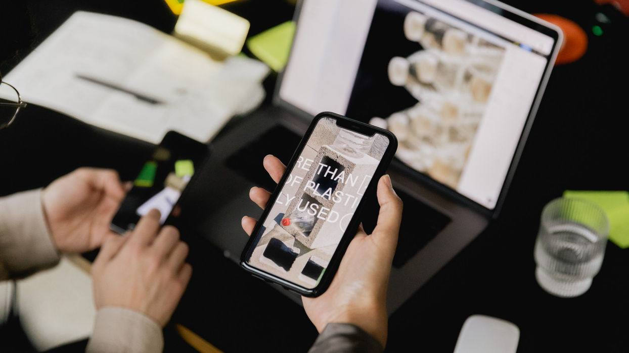 Designer:innen recherchieren digitale Referenzen auf Smartphone und Laptop als Grundlage für die Entwicklung eines Gestaltungskonzepts.