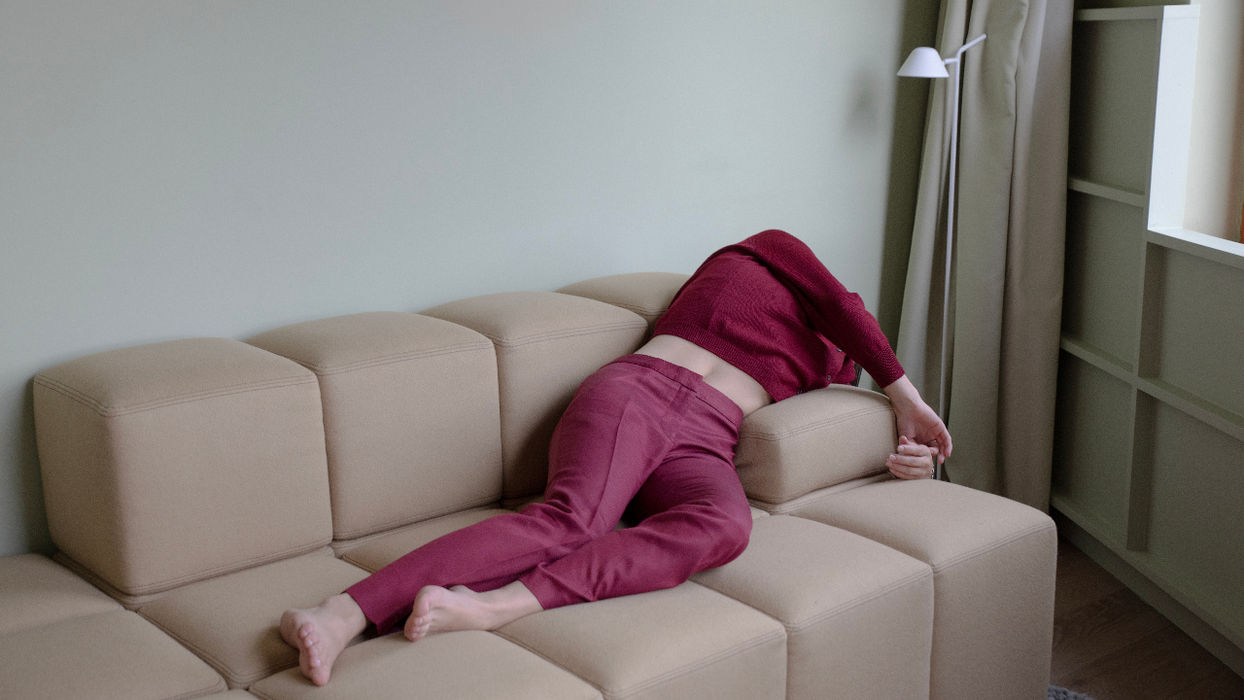 Modulares Sofa in einem Wohnraum als Beispiel dafür, warum exakte Raum- und Möbelmaße für die Einrichtungsplanung wichtig sind.