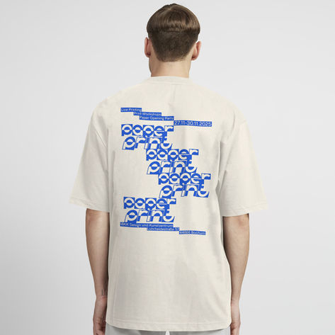Rückenansicht einer Person mit typografischem Printmotiv auf T-Shirt als Beispiel für experimentelle Typografie und Printgestaltung in der Visual Arts Ausbildung am IBKK.