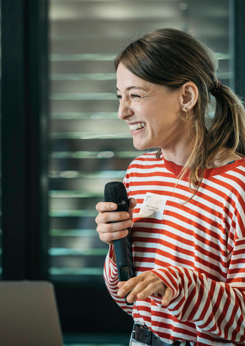 Rednerin auf der Creative Stage Ruhr 2025 im SPACE BO Bochum während ihres Vortrags über Innovation im Design.